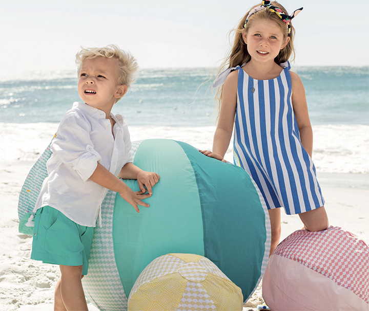 
Short uni, robe rayée et grands ballons en tissu - Burda Style Juillet 2017
