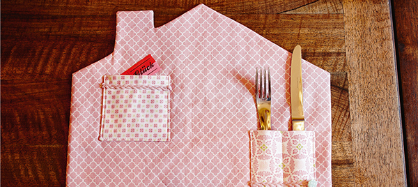 Une maison rose en tissu