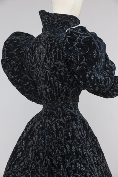 Attribuée à Jacques Doucet, Jaquette ayant appartenu à Cléo de Mérode, 1898-1900, velours de soie © Jean Tholance, Les Arts Décoratifs, Paris, collection UFAC