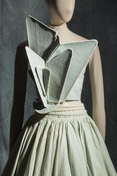 Hussein Chalayan, Robe, printemps-été 2000, faille de soie, toile de coton et tulle synthétique © Jean Tholance, Les Arts Décoratifs, Paris, collection Mode et Textile