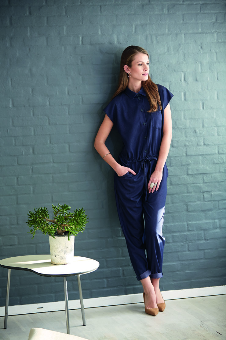 Magnifique combinaison en viscose denim parue dans Fait Main 411 – avril 2011 - On aime sa silhouette élancée maintenue par un lien coulissé sous tunnel ainsi que ses jambes retroussées en toute décontraction.