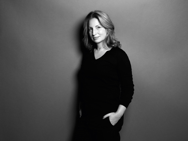 Prodige de la coupe déstructurée, Anne Valérie Hash a réinventé un vestiaire féminin qui brouille les codes du genre en empruntant les fondamentaux des tailleurs masculins. © Fabrice Laroche.