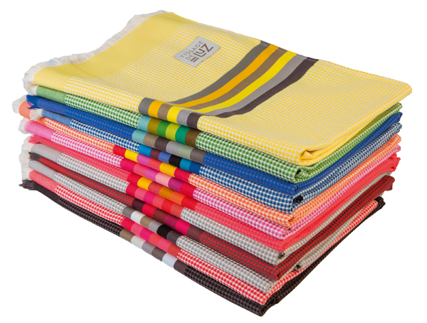 Bain de soleil Les grands draps de bain nids d’abeille sortent dès les premiers rayons de soleil. Taille mini dans le sac de plage et taille maxi sur le sable, toute la famille veut le sien. Ça tombe bien, il y a 12 coloris dans la collection Printemps-Eté 2016 ! © Tissage de Luz.