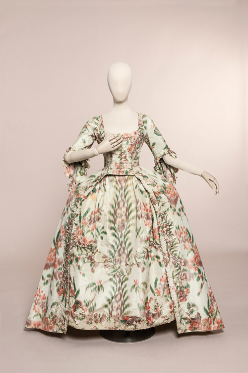 La robe à la française en taffetas de soie, vers 1760 - Collection UFAC. © Jean Tholance, Les Arts Décoratifs, Paris