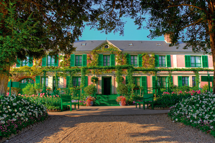 La façade principale de la propriété du peintre à Giverny et léguée à l’Académie des Beaux-Arts par son fils Michel Monet. © Fondation Claude Monet, Giverny/DR, photographe F. Didillon.