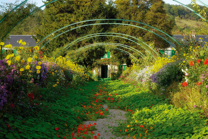 Du printemps à l’automne, le spectacle est celui d’un jardin en perpétuel mouvement, foisonnant, changeant d’une semaine à l’autre, au gré des floraisons successives.
